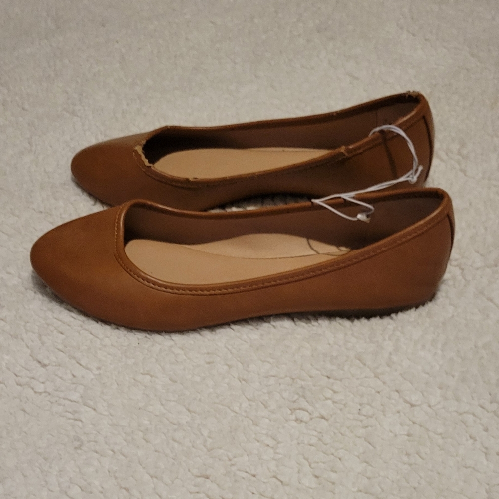 NWOT WOMENS UNIVERSAL THREAD FLAT SHOES TAN SIZE 7